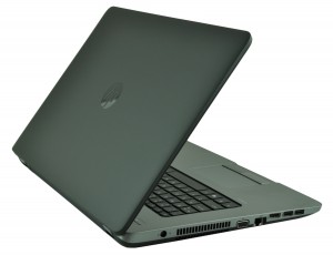 HP ProBook 470 wyróżnia się na tle popularnych ultrabooków oraz niewielkich laptopów dedykowanych mobilnym profesjonalistom