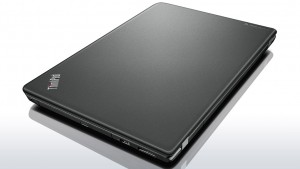 W związku z tym, że  Lenovo ThinkPad E550 stworzony został  przede wszystkim z myślą zastosowania w codziennej pracy, w urządzeniu znalazło swoje miejsce  wiele, optymalnie rozmieszczonych w obudowie i niezbędnych dla zapewnienia należytej komunikacji z innymi urządzeniami  złączy